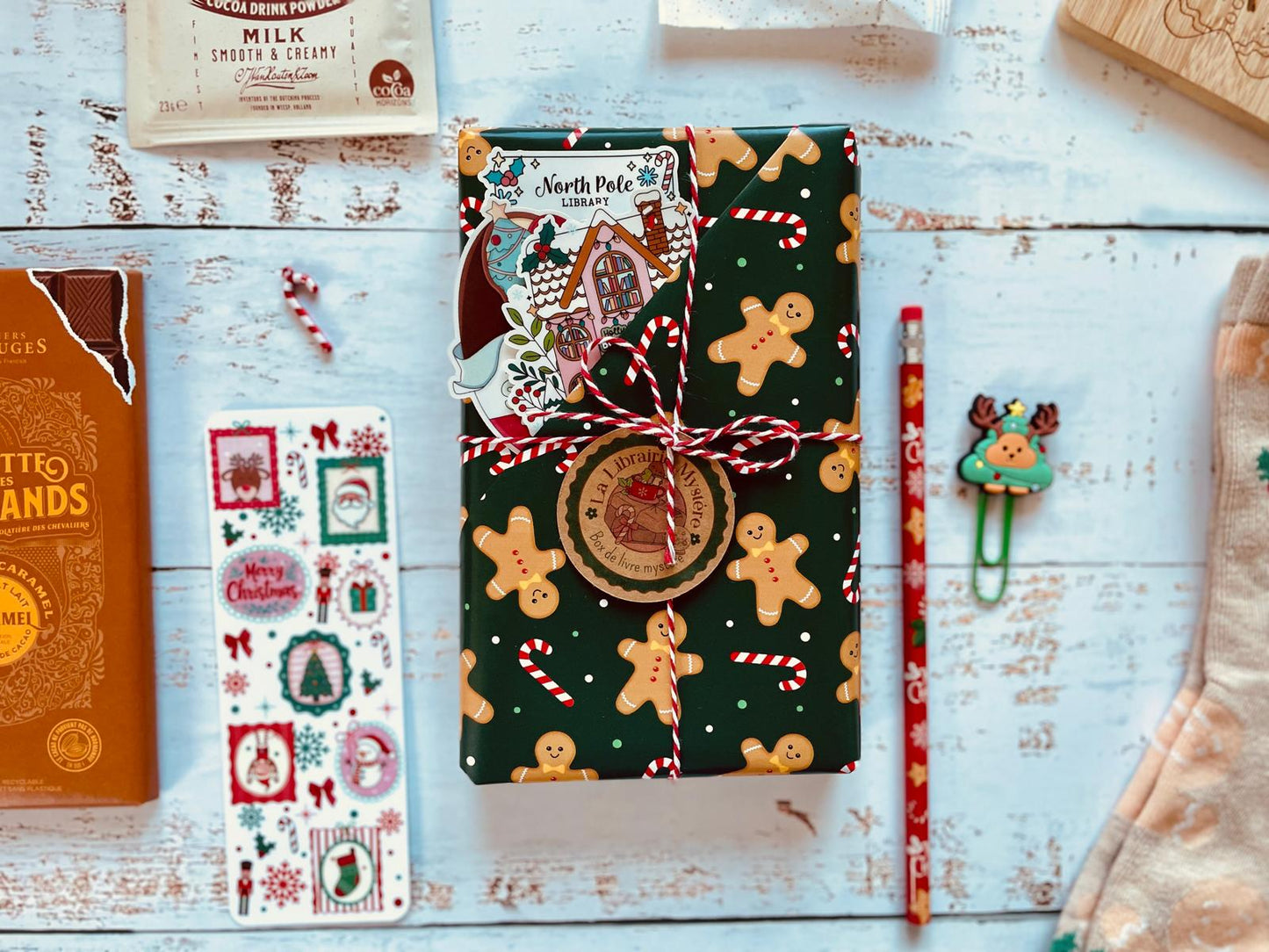 ✨ La Box Mystère de Noël – Livre surprise & douceurs hivernales