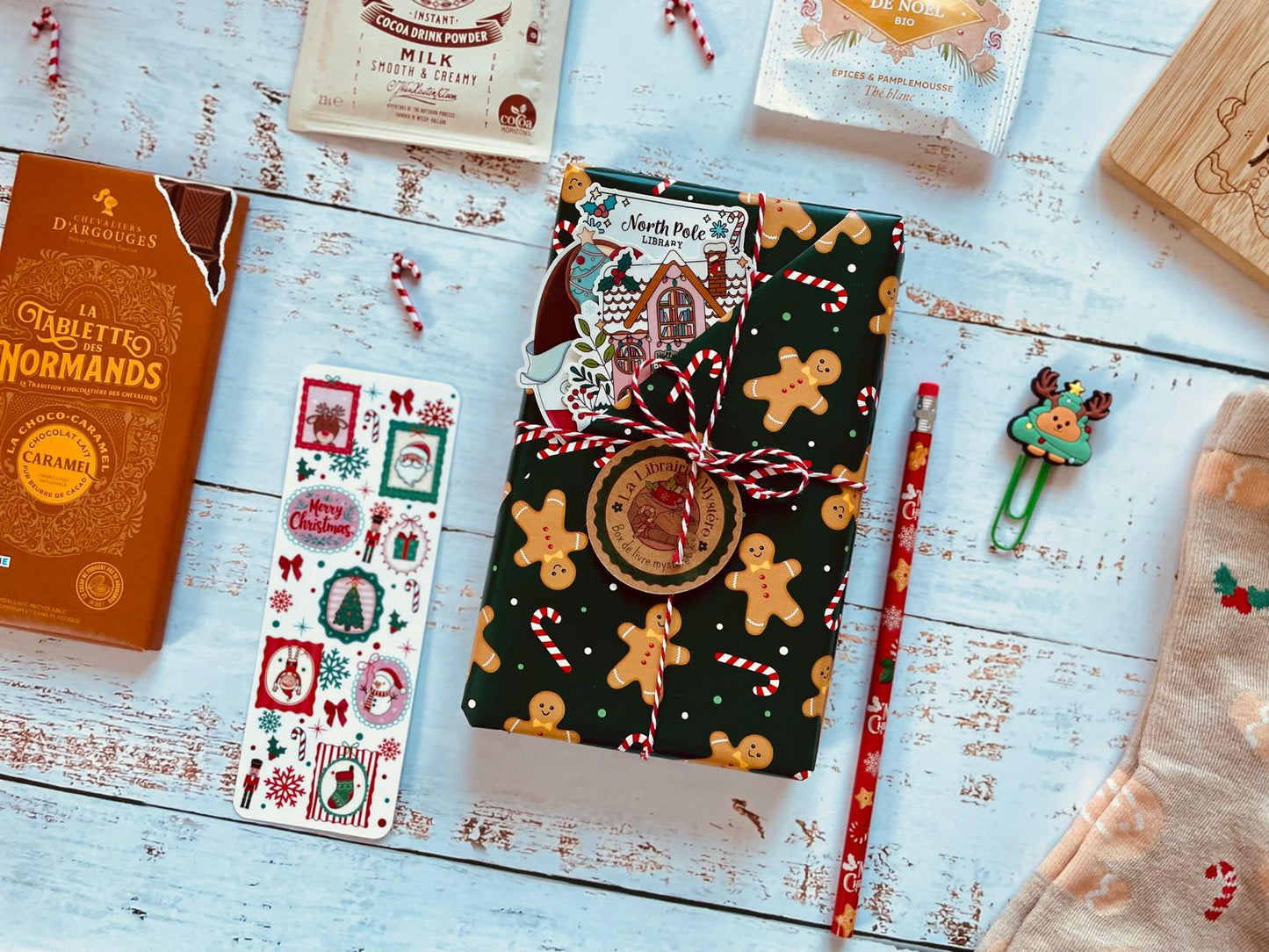✨ La Box Mystère de Noël – Livre surprise & douceurs hivernales